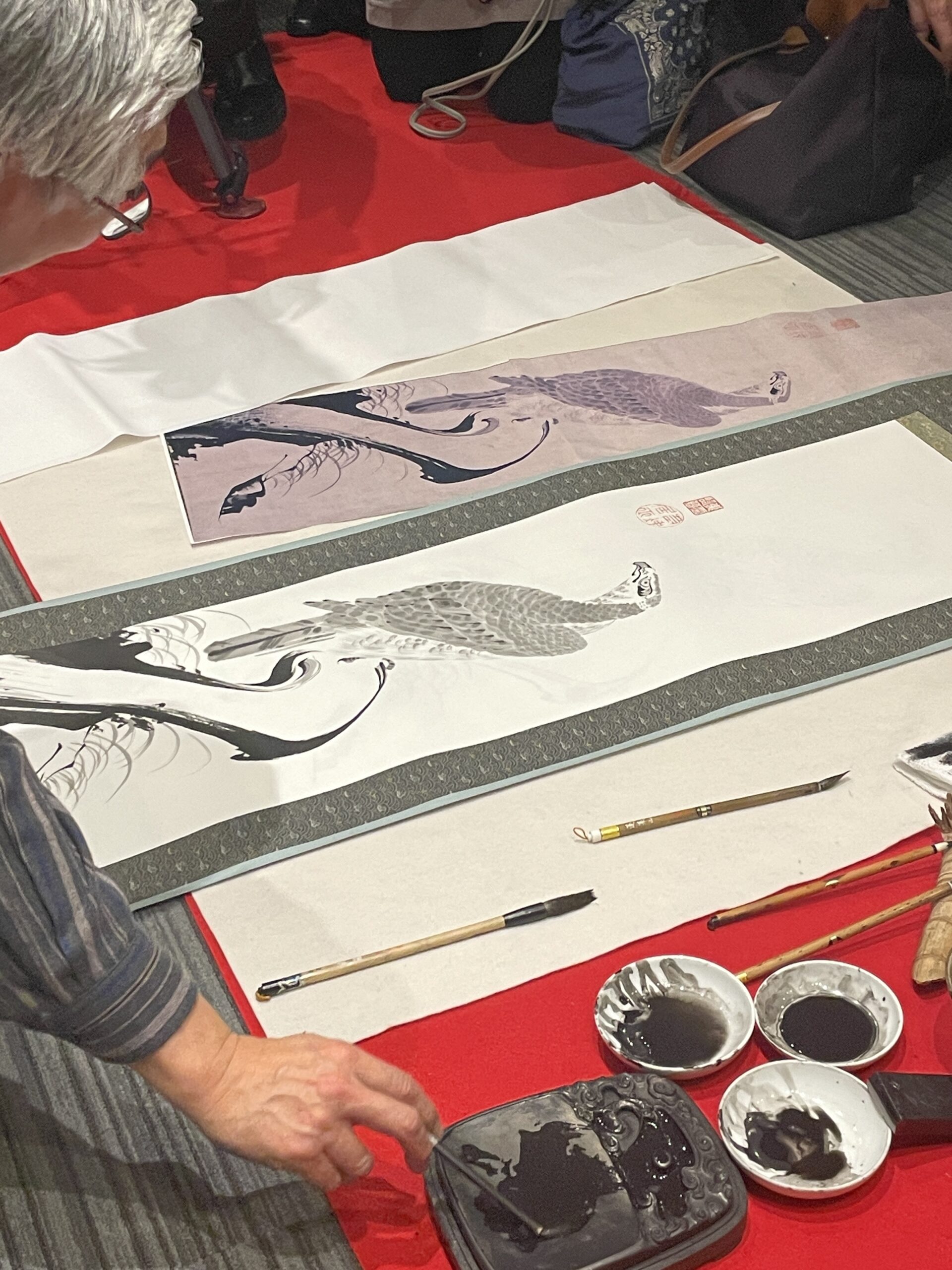 水墨画家・小林東雲氏による若冲「鷹図」の模写実演 | 古美術 景和